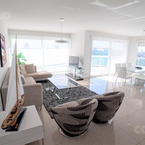 Alquiler Aquarela, Playa Mansa, 2 Dormitorios En Suite Mas Dependencia