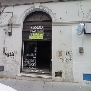 Local , Ituzaingo Casi Peatonal Sarandi , 45 M2 , Permite Gastronomía !!
