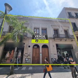 Edificio Entero , Sarandí Y Misiones ,  2165 M2, Frente Al Registro , 4 Apartamentos   2 Locales !!