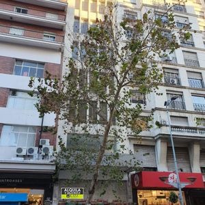 Edificio Comercial, 18 De Julio Entre Paraguay Y Rio Negro