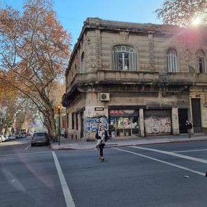 Local - Av Uruguay Esquina Yi , Gran Esquina , 612 M2 Edificados !!