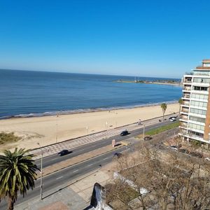 Apartamento -rambla Pocitos, Piso Alto , 243 M2 , A Reciclar, Gge !!
