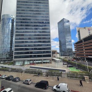 Próximo A Montevideo Shopping: ¡gran Oficina De 100m² Nueva, Garaje, Renta De $ 80.000 , Excelente Rentabilidad !!