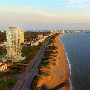 Apartamento De 2 Dormitorios En La Parada 18, En Primera Línea Al Mar. Playa Mansa - Punta Del Este
