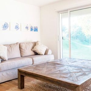 Venta Apartamento 2 Dormitorios Con Gran Jardín En Carrasco, Montevideo