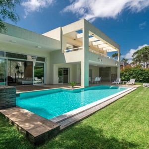 Venta Casa 3 Dormitorios En Suite Con Piscina Y Parrillero En Barrio Privado, Punta Del Este