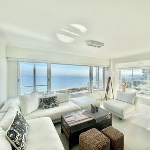 Venta Apartamento De 3 Dormitorios Y Terraza Frente Al Mar, Punta Del Este