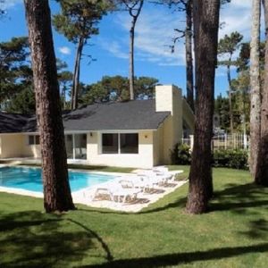 Casa 4 Dormitorios Con Patio, Piscina Y Parrillero En Punta Del Este
