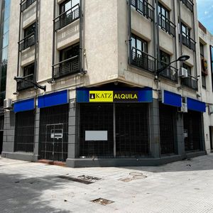 Excelente Local Esquina En Rambla Portuaria, 120 M2 De Salón, 16 Mts De Frente, Excelente Estado!!