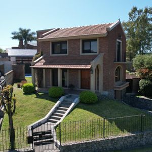 Destacada Propiedad En La Bahía De Colonia - Antonio Lussich