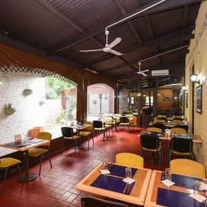 Excelente Local En  Colonia Del Sacramento. Avenida Principal