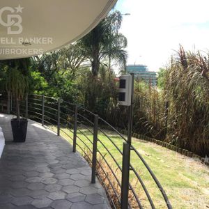 Apartamento De 3 Dormitorios Y Servicio Con Patio , En Carrasco, Garaje X 2 Con Renta