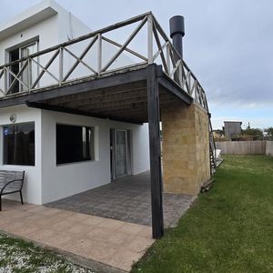 Casa De Dos Dormitorios, Terraza, Piscina, Deck Y Parrillero En Balneario Buenos Aires