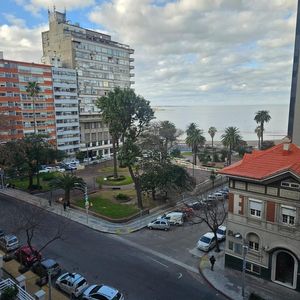 Excelente Oficina En Plaza Gomensoro Con Terraza, Vista Al Mar Y Aire Acondicionado.