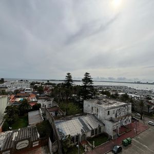 Apartamento En Punta Del Este. 3 Dormitorios, Garaje Y Vista Al Mar