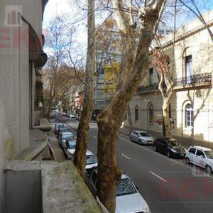 Se Vende Con Renta! Excelente Apartamento Al Frente Con Balcones.