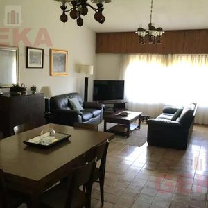 Hermosa Casa Con Jardín Y Fondo Sobre  Av. General San Martín