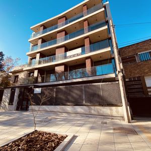 Venta De Apartamento Con Renta. 1 Dormitorio Más Escritorio! Pocitos Nuevo.