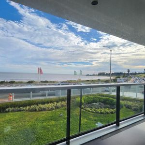 Venta Apartamento En Malvín Sobre La Rambla, Vista Al Mar Con Garaje