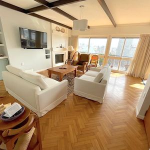 Apartamento En Venta Penthouse 4 Dormitorios Garaje Estufa A Leña Punta Carretas