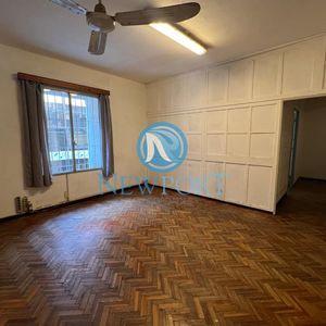 Venta De Oficina En Ciudad Vieja 1er Piso Por Escalera, Gastos Bajos Sin Baño, 2 Oficinas Con Entrada Independiente