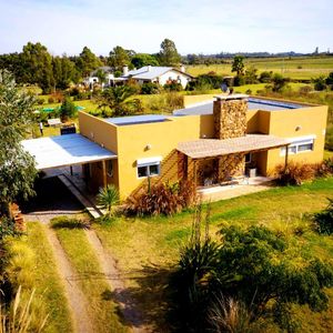 Colonia - Venta Casa De 2  Dormitorios Y Parque En Excelente Zona