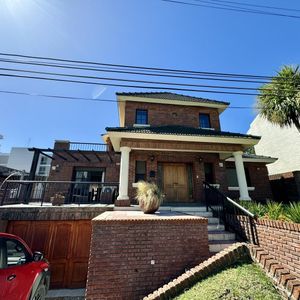 Colonia - Venta De Casa De 3 Dormitorios Y Piscina En Excelente Zona