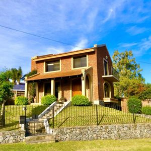 Colonia - Venta De Casa De 3 Dormitorios, 4 Baños , Barbacoa Y Piscina