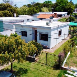 Colonia - Venta Casa De 2 Dormitorios Con 2 Apartamentos