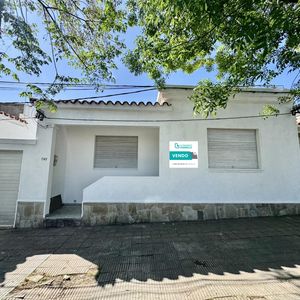Venta De Casa De 2 Dormitorios Céntrica Con Patio En Colonia Del Sacramento