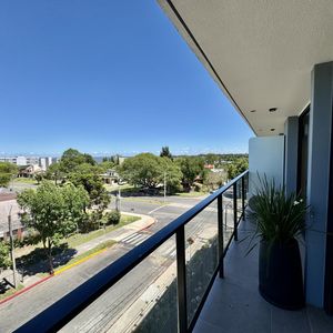 Apartamento En Venta O Alquiler De 1 Dormitorios En Edificio A Metros De La Rambla