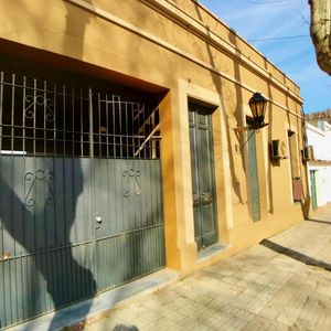Colonia - Venta Casa Céntrica De 3 Dormitorios, Patio Y Cochera