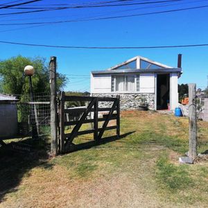 Colonia - Venta De Complejo De Casa De 2 Dormitorios Con Apartamentos