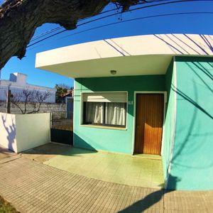 Colonia - Venta Casa De 2 Dormitorios Patio Y Garage, Céntrica