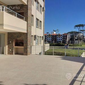 Departamento Dos Dormitorios, Balcon Con Parrillero , Piscina, Cochera- Playa Mansa, Punta Del Este