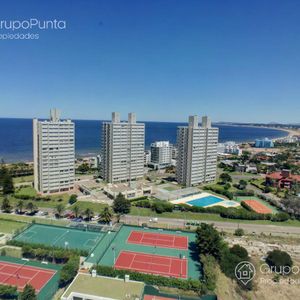 Alquiler Temporal Departamento De 3 Dormitorios Frente Al Mar Playa Mansa, Con Piscina ,  Punta Del Este