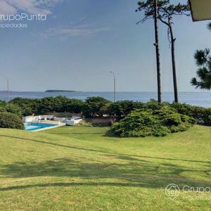Residencia Con Piscina Frente Al Mar En Alquiler- En Venta - Playa Mansa