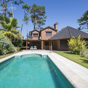 Casa En Venta Punta Del Este  Muy Cerca Al Mar- Playa Mansa