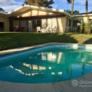 Casa Grande En Alquiler   5 Dormitorios  Piscina En Punta Del Este,  A Dos Cuadras De Playa Mansa