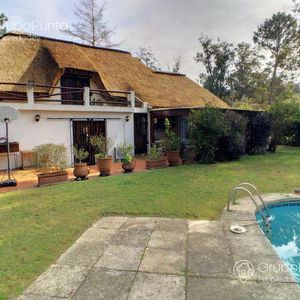 Casa Con Piscina En  Venta En  Pinares - Punta Del Este