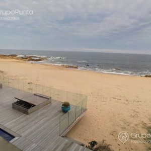 Casa Frente Al Mar Sobre La Playa En  Punta Piedras - La Barra