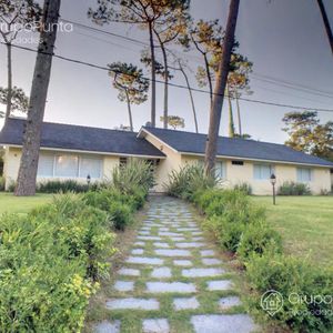 Casa Con Piscina Playa Mansa  En Venta -alquiler  - Punta Del Este