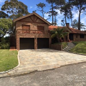 Casa Muy Cerca Al Mar En Venta   En Punta Del Este  - Playa Mansa