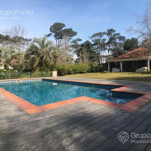 Casa Con Piscina , 5 Dormitorios En Alquiler Punta Del Este   Playa Mansa