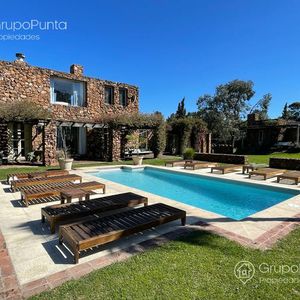 Posada Entera , Casa En Alquiler  Venta  8 Dormitorios Con Piscina En  La Barra