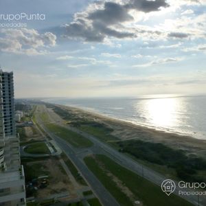 Departamento En Alquiler Frente Al Mar  En Punta Del Este -  Playa Brava