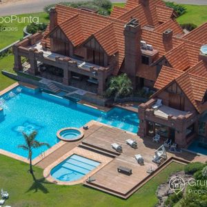 Gran Mansion En Punta Del Este, Playa Mansa, Mas De 7 Dormitorios En Primera Línea