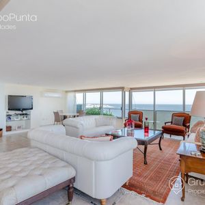 Departamento En  Penthouse De Cuatro Dormitorios Frente Al Mar Playa Mansa