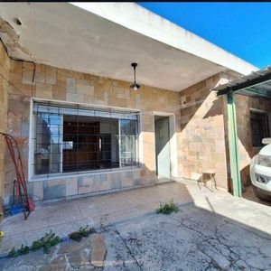 Vendo Excelente Casa 2 Dormitorios, Gran Terreno Con Cocheras Para Alquiler. Mercado Modelo