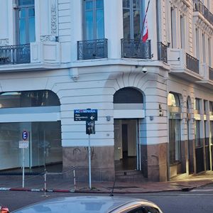 Plaza Independencia , Gran Esquina, 400 M2 , 15 Mts De Frente , A Nuevo !!